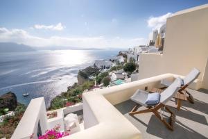 balkon z widokiem na ocean w obiekcie Aloia Villas Santorini Two Bedroom Villa With Outdoor Hot Tub Spyros Demi w mieście Oia