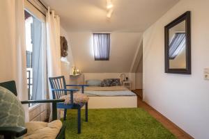 Zimmer mit einem Bett, einem Tisch und einem Spiegel in der Unterkunft Ferienhaus Landlust-karsee in Wangen im Allgäu