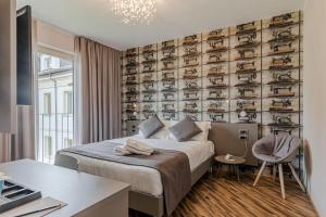 1 dormitorio con 1 cama y una pared de estanterías en L'aja della Mirusina - Piedmont Resort Monferrato Langhe en Canelli