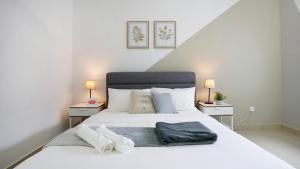 Postel nebo postele na pokoji v ubytování Desaru Minimalism Muji Style by Joyfully 35M7