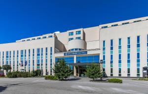 duży biały budynek z napisem w obiekcie ETO Park Hotel Business & Stadium w Győr