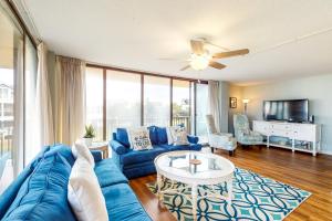 a living room with a blue couch and a table at Sea Colony Annapolis House in Bethany Beach