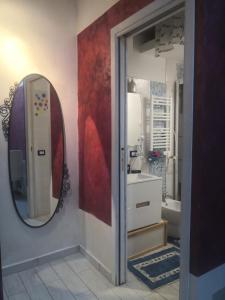 a bathroom with a mirror and a sink at Il Rifugio dei Colonna casadolcecasa in Marino