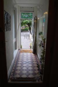una puerta abierta a un pasillo con suelo de baldosa en The Hollingworth en Lytham St Annes