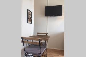 Μια τηλεόραση ή/και κέντρο ψυχαγωγίας στο Studio récent tout équipé