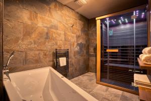 Bilik mandi di DaSus Lux&Wellness Apartments Sosana