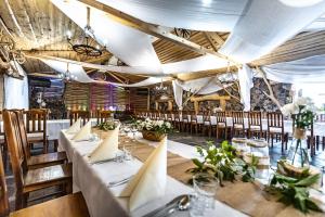 Reštaurácia alebo iné gastronomické zariadenie v ubytovaní Zajazd Michałowo