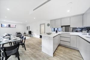 a kitchen and dining room with a table and chairs at Executive Apartments in Bermondsey FREE WIFI & AIRCON by City Stay Aparts London in London