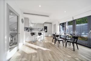 a kitchen and dining room with a table and chairs at Executive Apartments in Bermondsey FREE WIFI & AIRCON by City Stay Aparts London in London