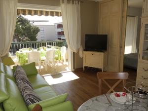 TV a/nebo společenská místnost v ubytování Apartment Hameau de Provence-1 by Interhome