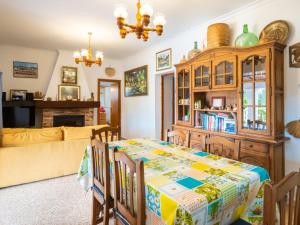 sala de estar con mesa y sofá en Holiday Home Can Toni Mari by Interhome, en Sant Carles de Peralta