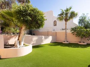 A garden outside Apartment Buenavista by Interhome