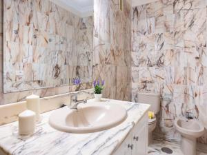 A bathroom at Apartment Buenavista by Interhome