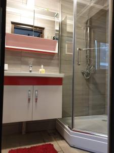 Phòng tắm tại House & Yard Sesil L 90 m to beach