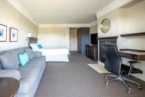 Telewizja i/lub zestaw kina domowego w obiekcie Manoir des Sables Hôtel & Golf