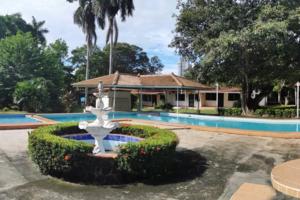 una casa con una fuente frente a una piscina en Gorgona Peaceful House, en Nueva Gorgona