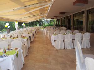 Plotini Hotel tesisinde bir restoran veya yemek mekanı +28 fotoğraf