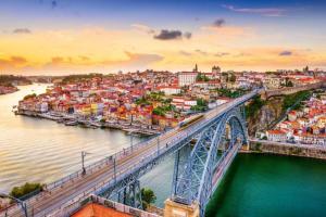 un puente sobre un río con una ciudad en Hotel Cristal Porto, en Oporto