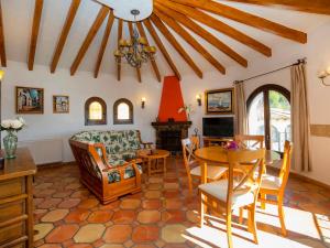 een woonkamer met een tafel en stoelen en een bank bij Holiday Home Roberto by Interhome in Pedramala