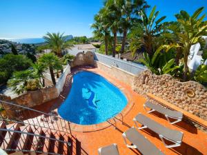 een uitzicht over een zwembad op een resort bij Holiday Home Roberto by Interhome in Pedramala