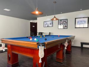 a pool table in a living room with at Hotel Brisa Rio in Jacareí