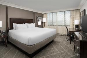 een groot wit bed in een hotelkamer bij Crowne Plaza Hotel Portland-Downtown Convention Center, an IHG Hotel in Portland