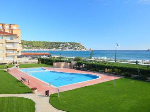 una gran piscina con el océano en el fondo en Apartment Residencial Manureva-1 by Interhome, en L'Estartit