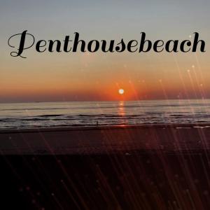 zachód słońca na plaży ze słowami pent house beach w obiekcie Penthousebeach w mieście Koksijde