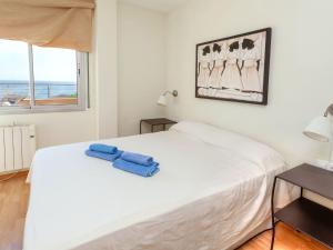 - une chambre avec un lit blanc et une fenêtre dans l'établissement Apartment Fane De Baix II by Interhome, à Llançà