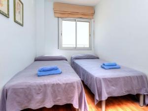 - 2 lits dans une chambre avec fenêtre dans l'établissement Apartment Fane De Baix II by Interhome, à Llançà
