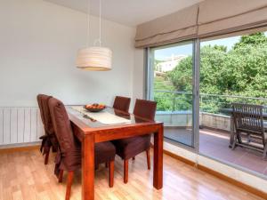 - une salle à manger avec une table et des chaises en bois dans l'établissement Apartment Fane De Baix II by Interhome, à Llançà
