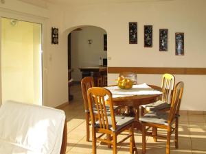 eine Küche und ein Esszimmer mit Tisch und Stühlen in der Unterkunft Holiday Home La Jolie Vague by Interhome in Beaubigny + 16 Fotos