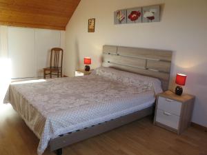 ein Schlafzimmer mit einem Bett und zwei Lampen auf einem Nachttisch in der Unterkunft Holiday Home La Jolie Vague by Interhome in Beaubigny