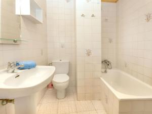 Koupelna v ubytování Apartment La Rectoria II by Interhome + 2 fotografie