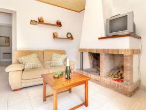 TV a/nebo společenská místnost v ubytování Apartment La Rectoria II by Interhome