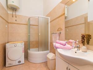 Holiday Home Lara - PRC308 by Interhome في فيرسار: حمام مع دش ومغسلة ومرحاض