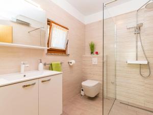 Vonios kambarys apgyvendinimo įstaigoje Holiday Home Kate - IPC153 by Interhome