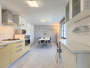 Η κουζίνα ή μικρή κουζίνα στο Holiday Home Tijan by Interhome