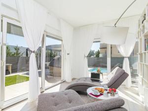 salon z kanapą i stołem w obiekcie Holiday Home Villa Virtus by Interhome w mieście Brtonigla +37 zdjęć