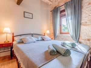 ein Schlafzimmer mit einem großen Bett mit Handtüchern darauf in der Unterkunft Apartment Botra Maria - ROJ458 by Interhome in Sveti Petar u Šumi