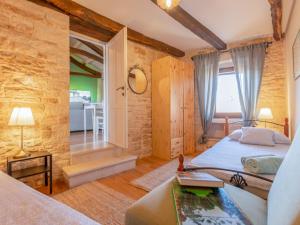 ein Schlafzimmer mit einem Kingsize-Bett und ein Wohnzimmer in der Unterkunft Apartment Botra Maria - ROJ458 by Interhome in Sveti Petar u Šumi