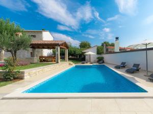Bazén v ubytovaní Holiday Home Juste & Roza by Interhome alebo v jeho blízkosti