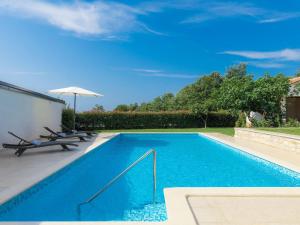 Bazén v ubytovaní Holiday Home Juste & Roza by Interhome alebo v jeho blízkosti
