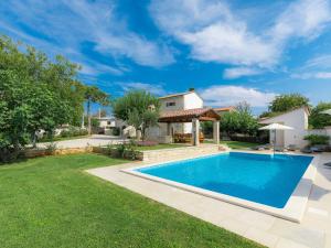 Bazén v ubytovaní Holiday Home Juste & Roza by Interhome alebo v jeho blízkosti