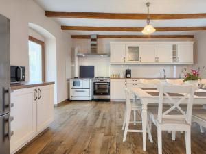 Kuchyňa alebo kuchynka v ubytovaní Holiday Home Juste & Roza by Interhome