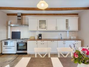 Kuchyňa alebo kuchynka v ubytovaní Holiday Home Juste & Roza by Interhome