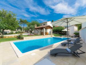 Bazén v ubytovaní Holiday Home Juste & Roza by Interhome alebo v jeho blízkosti