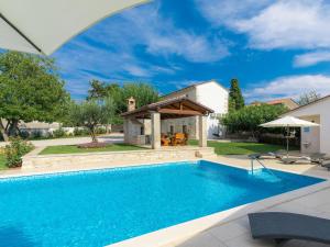 Bazén v ubytovaní Holiday Home Juste & Roza by Interhome alebo v jeho blízkosti