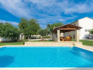 Bazén v ubytovaní Holiday Home Juste & Roza by Interhome alebo v jeho blízkosti + 37 fotografií