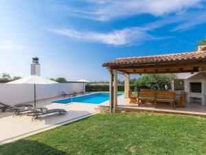 Bazén v ubytovaní Holiday Home Juste & Roza by Interhome alebo v jeho blízkosti
